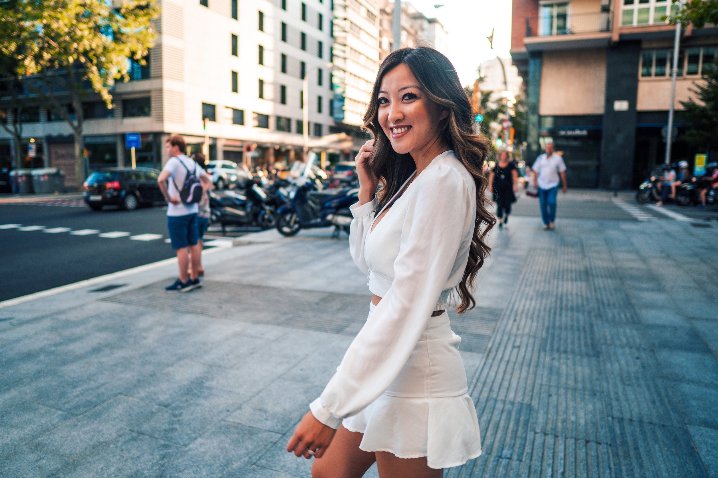雲舞白比較不挑膚色,黃種人穿雲舞白色短裙和罩衫也很好看。圖/123RF圖庫