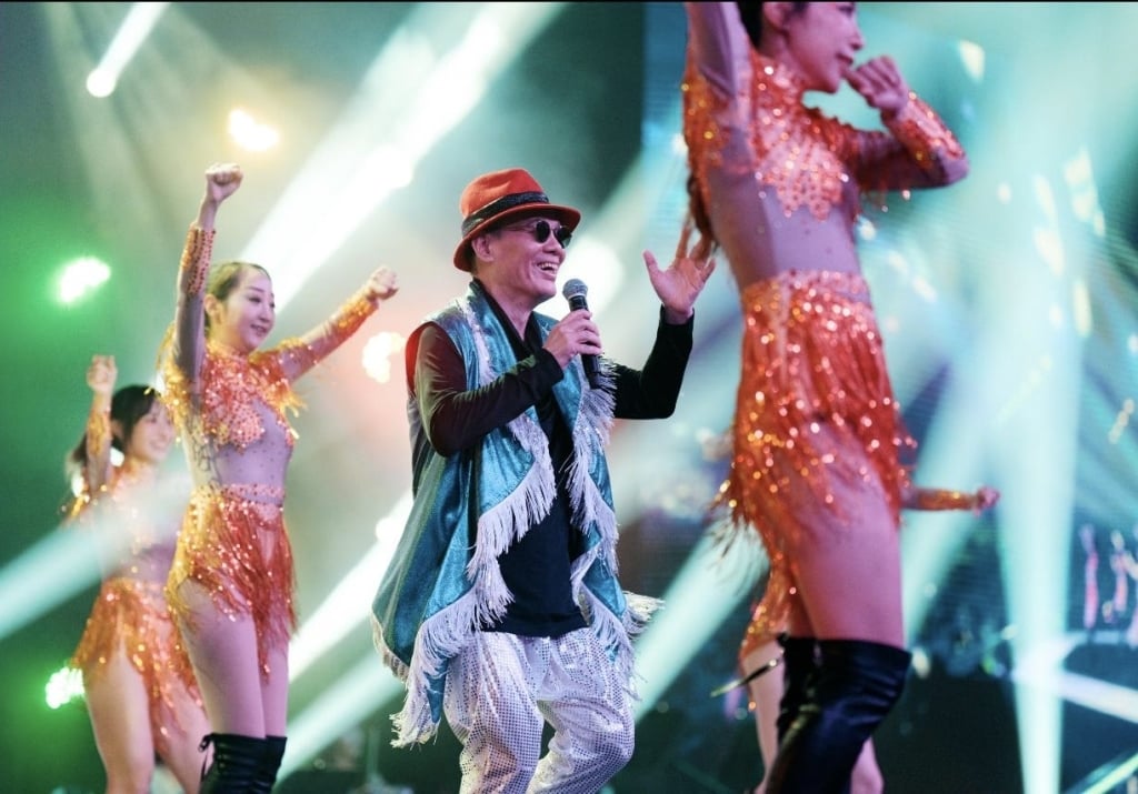 63歲陳雷大秀一字馬絕技!海外開唱兒孫也登台 「三代同堂」罕見畫面曝