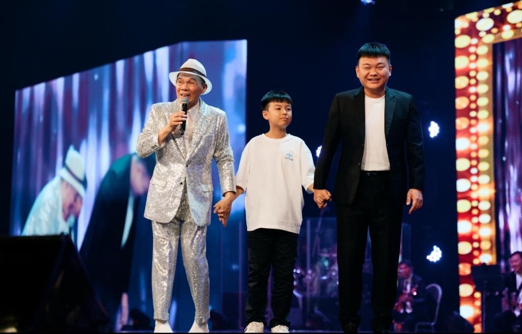 63歲陳雷大秀一字馬絕技!海外開唱兒孫也登台 「三代同堂」罕見畫面曝