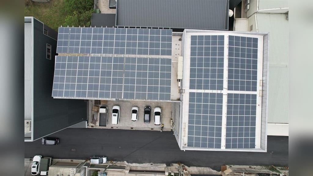 「新建物屋頂裝光電板」該硬性規定嗎？民間激辯不休　經濟部回應了