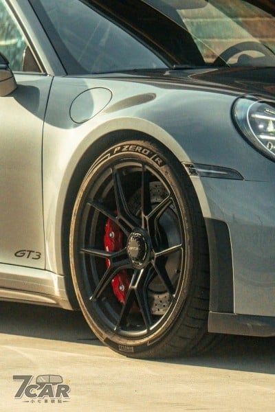 專為 Porsche 911 GT3 打造,Pirelli 推出全新 P Zero R 與 P Ze