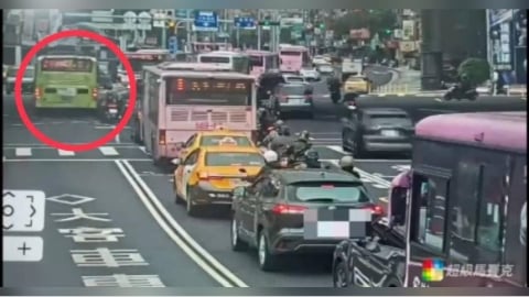 公車司機搶快闖紅燈! 騎士左轉迎面撞上急送醫