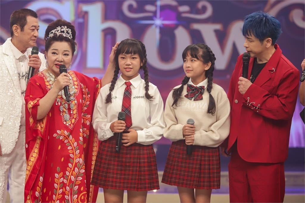 《超級冰冰Show》演藝圈媽祖婆顯應戰顯「神蹟」！白冰冰拖曳長裙千變萬化高空演唱