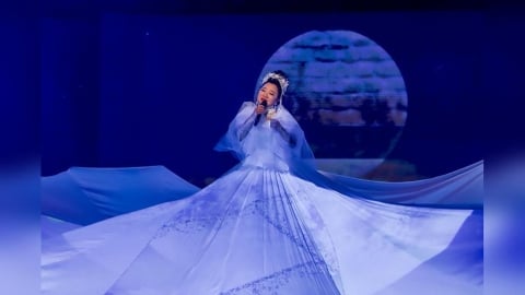 《超級冰冰Show》演藝圈媽祖婆顯應戰顯「神蹟」！白冰冰拖曳長裙千變萬化高空演唱