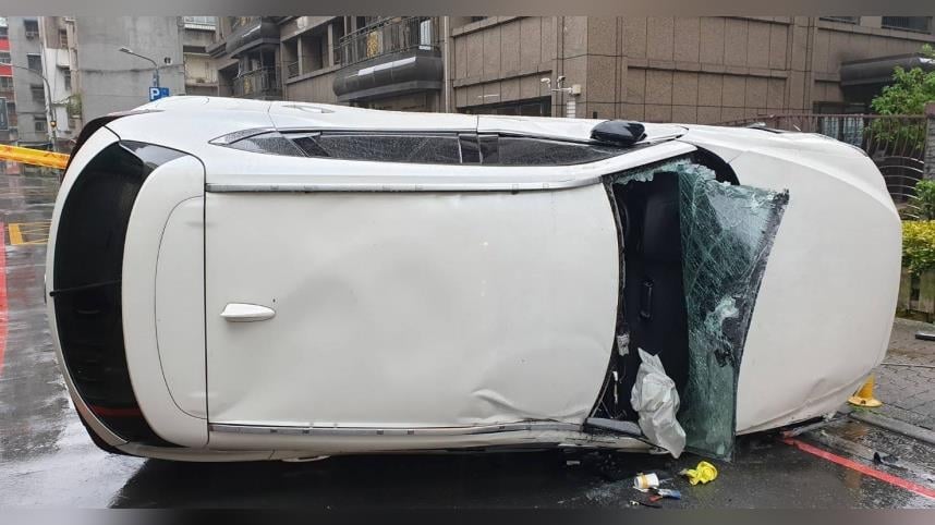 北市內湖轎車自撞柱子側翻　駕駛一度受困驚險被救出