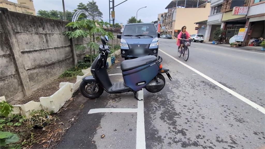 街邊停車格「太小」超瞎畫面流出！白牌檔車「後輪險出格」網全看傻