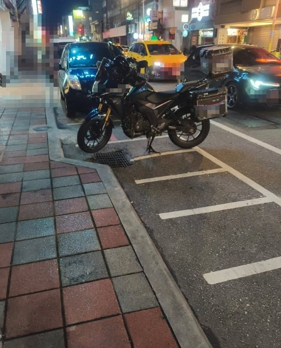 街邊停車格「太小」超瞎畫面流出！白牌檔車「後輪險出格」網全看傻