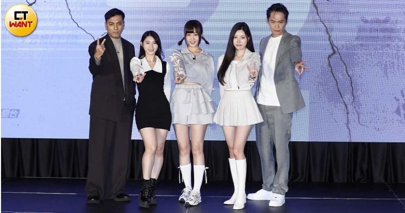 嘎嘎（左起）、筱晴、希希、台妹小南 南珉貞、黃鐙輝出席《菜鳥仔 NICE PLAY》開播記者會。 （圖／侯世駿攝）