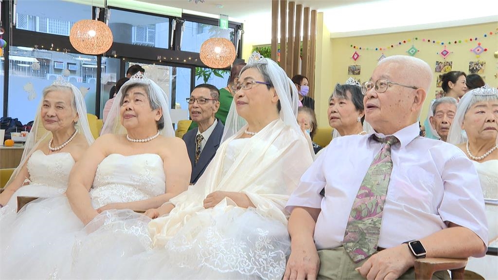 銀髮長輩再次穿婚紗　重溫浪漫歲月哽咽告白