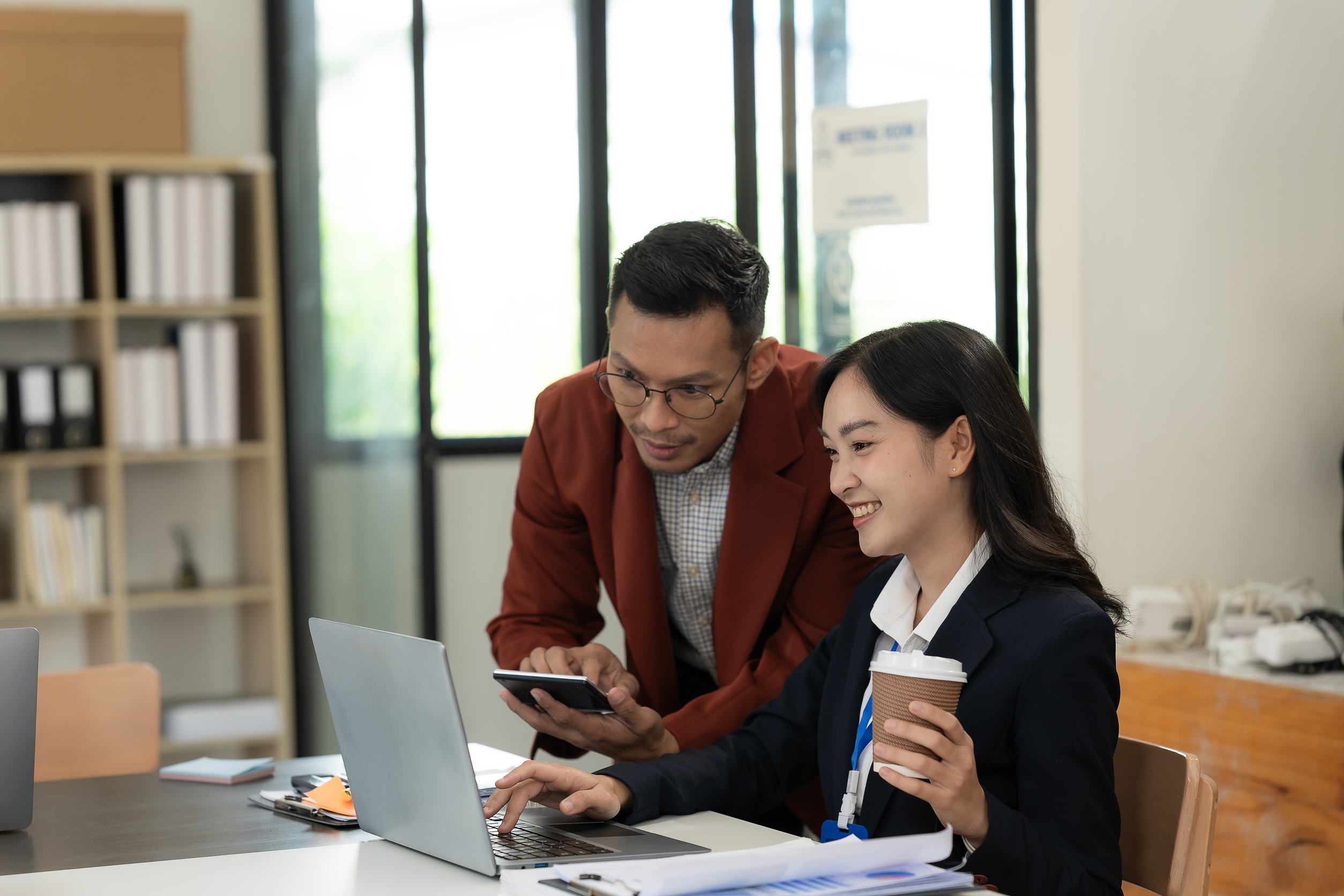 異性貴人,例如主管或是前輩,他們之所以是貴人,是因為他在某個領域比妳有經驗;但如果妳開始依賴他,那關係很容易走偏。圖/123RF圖庫