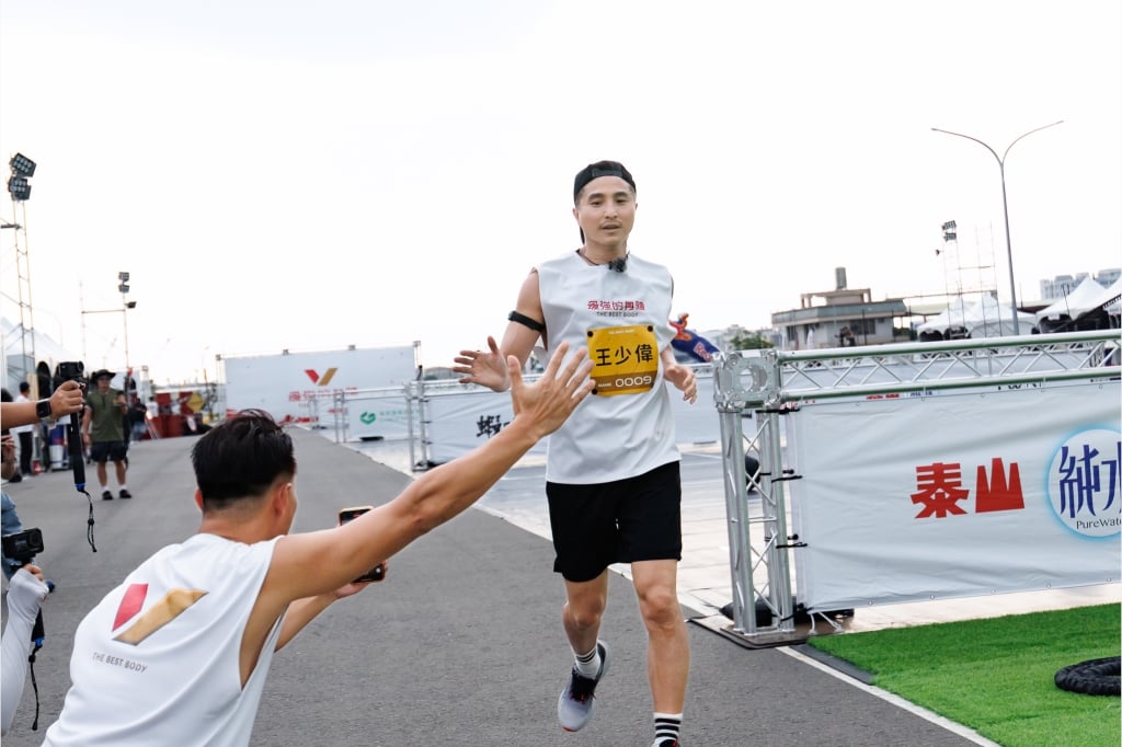 王少偉49歲逆天身材全都露! 罕見同框「5566成員」驚喜回憶兄弟情