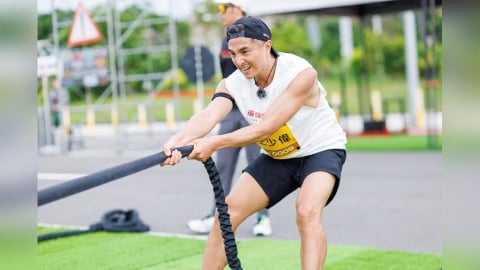 王少偉49歲逆天身材全都露! 罕見同框「5566成員」驚喜回憶兄弟情