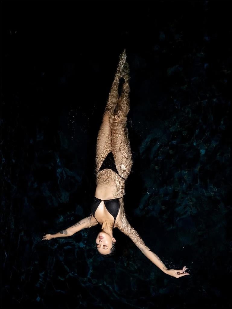 薔薔曬比基尼辣照「化身深夜水怪」!轉身剩1黑線死撐網看驚:完美