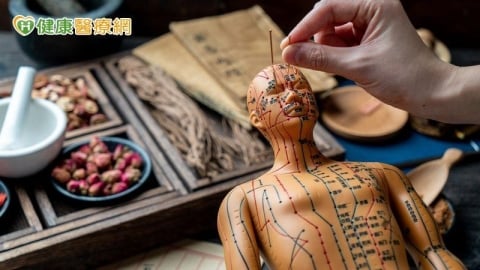 不只手抖、越走越慢!中醫解析巴金森氏症五大證型與調理方向