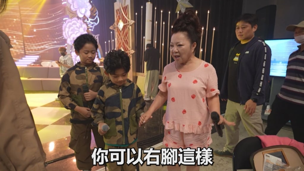 白冰冰不顧素顏照上台！《超級冰冰Show》演出幕後曝光  她下場秒變造型師