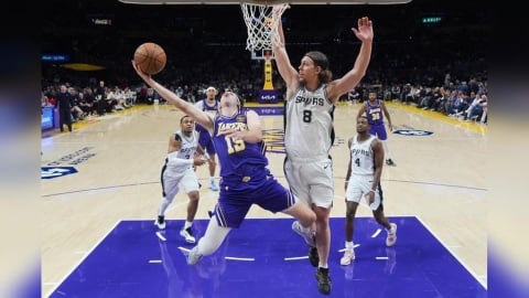 NBA(影)／湖人戰力拉警報！「鄉村曼巴」里夫斯左小腿拉傷 將至少缺席一週再評估
