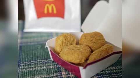 麥克雞塊可做三分熟?網友怒控剝開可見「粉紅色」 麥當勞回應了