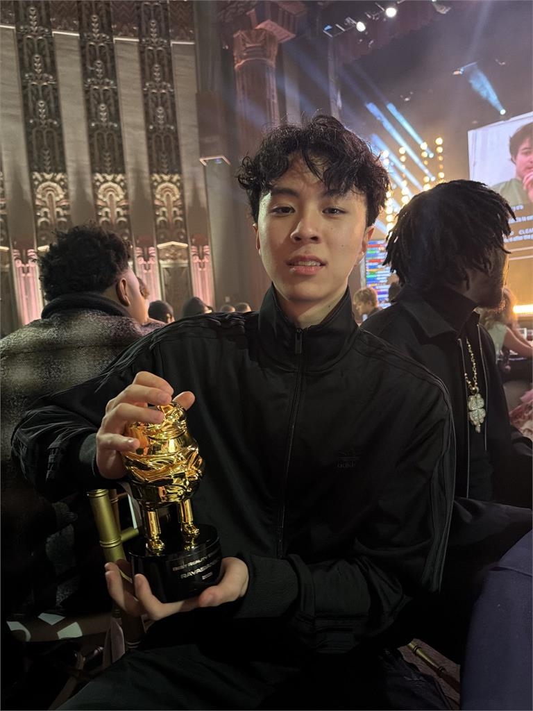 「最強高中生」才奪大獎就出事!女網紅認被冒犯「害怕到發抖」Ray直播開嗆:X你