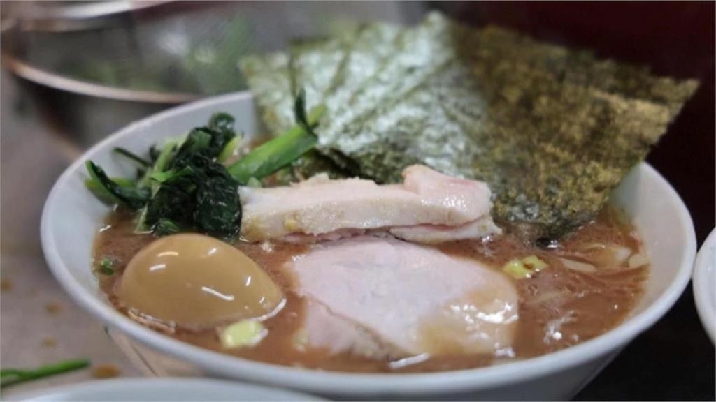 他嗑拉麵嫌「吃粗飽又貴」留2星負評!老闆自封「暴力美味」嗆:是要多高級?