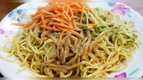 超商涼麵驚見「加熱更好吃」貼紙 不是貼錯!店員揭微波時間:口感變好