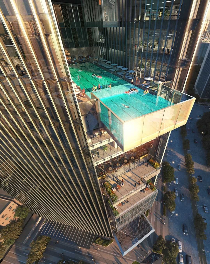 JW萬豪酒店以建築中段樓層的透明空中泳池為亮點,不過傳聞加盟金還在協商中,能否如預期2026年開幕尚為未知數。(圖/截自義力營造官網)