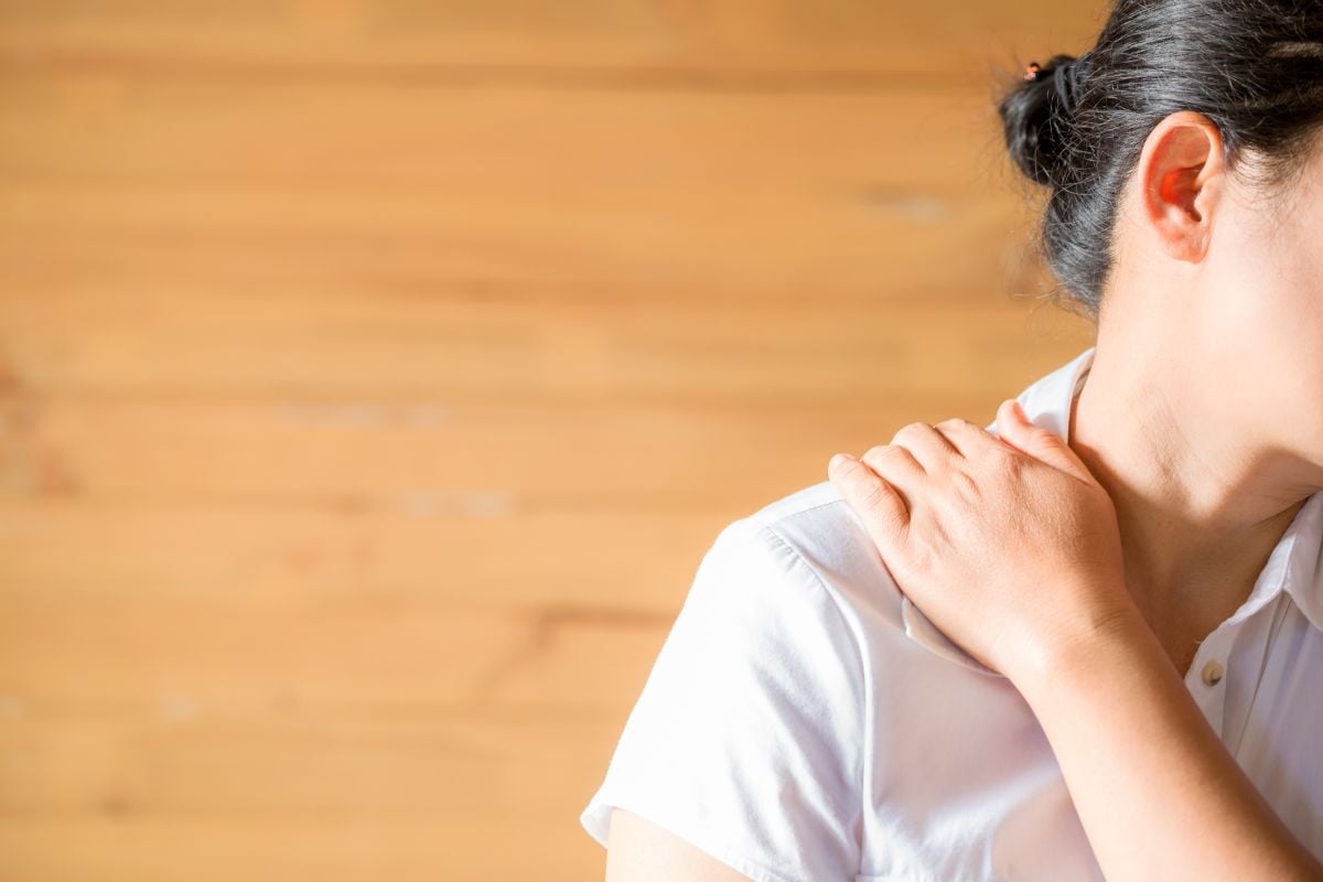 示意圖/右肩持續疼痛,竟發現已長達半年肺部頂端長出腫瘤,侵犯神經與肋骨,確診為肺癌第四期。(擷取自 免費圖庫freepik)