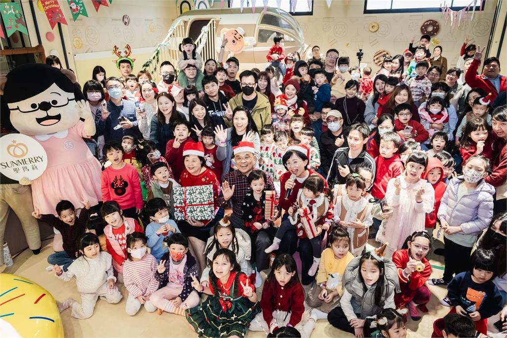 快新聞/神秘嘉賓!蘇巧慧舉辦親子派對 「水獺阿公」蘇貞昌領唱台語耶誕歌