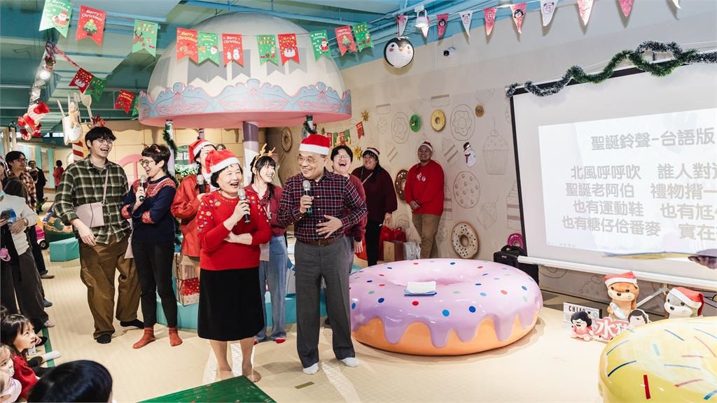 快新聞/神秘嘉賓!蘇巧慧舉辦親子派對 「水獺阿公」蘇貞昌領唱台語耶誕歌