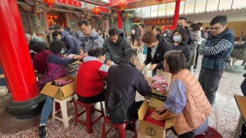 缺鄉親嗎?竹縣新豐鄉今發放「3600元日旅津貼」 居民大排長龍領錢