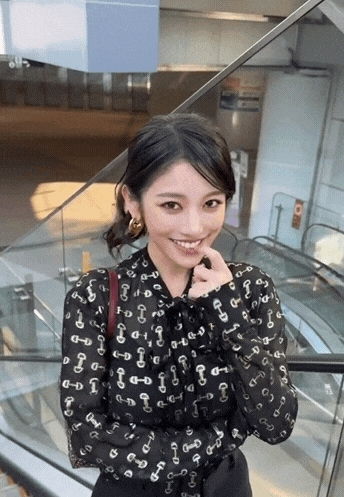 蔡瑞雪手扶梯上「透膚黑Bra穿搭」太火辣!10秒熱舞晃片流出…網暈爛