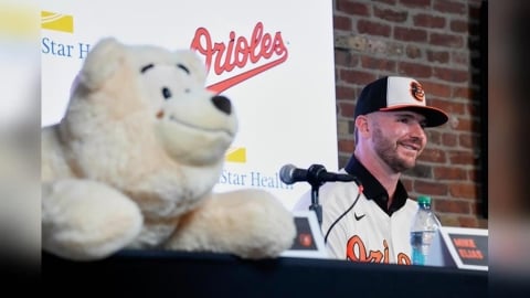 MLB(影)／巴爾的摩北極熊來了！阿隆索選擇25號背號跟家裡的新成員有關