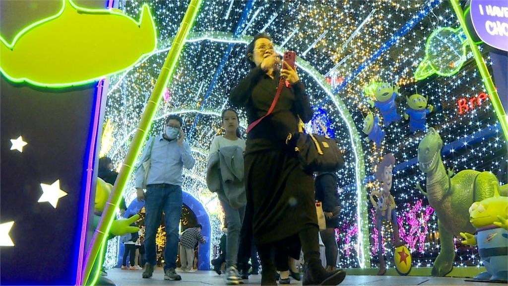 搭上巴斯光年宇宙飛船 「迪士尼」耶誕燈飾現身台北101