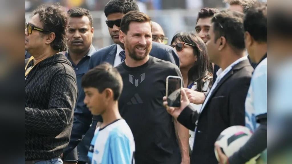 足球(影)／梅西訪印只現身20分鐘引暴動！球迷不爽砸椅：花4000台幣被當盤子