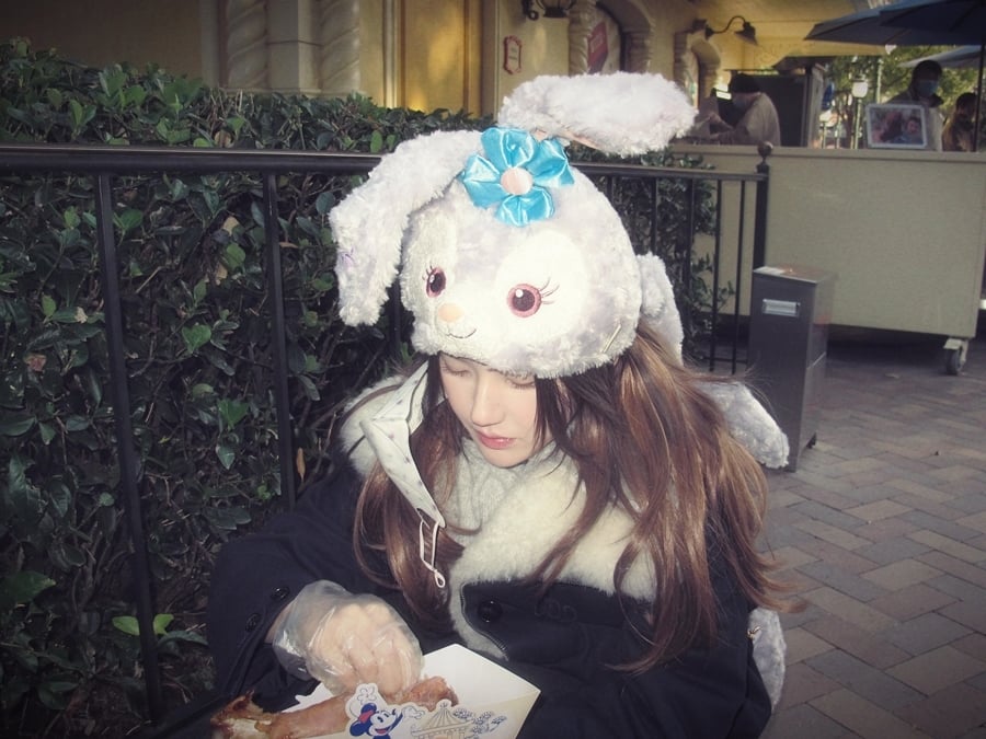 圖/趙露思在迪士尼樂園蹲地啃雞腿,親民的形象讓粉絲嗨翻。(翻攝微博)