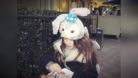 超正女星逛迪士尼「蹲路邊啃雞腿」！超萌形象驚呆粉絲：好可愛