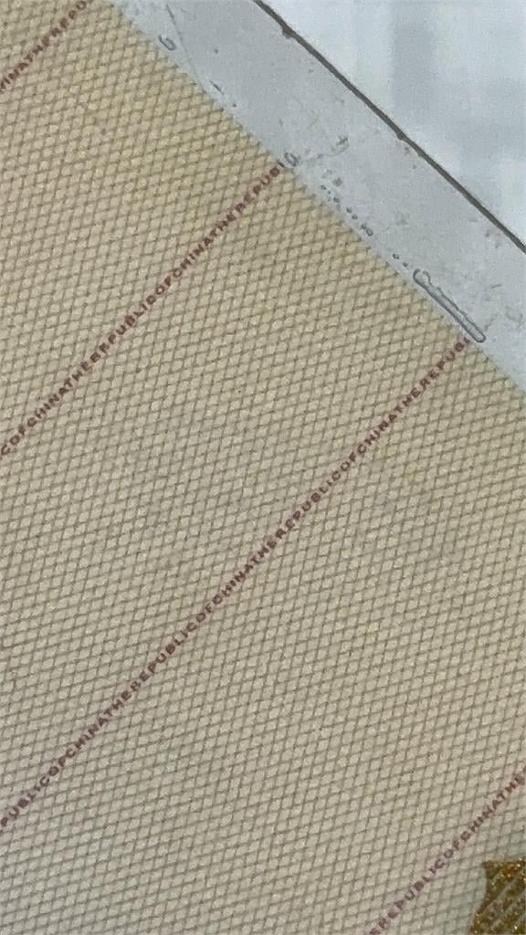 身分證分隔線「竟不是直線」!網放大見「一串英文」驚呆了…官方曝真實用途