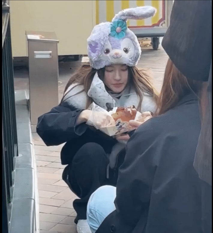 趙露思昔怒撕中國老東家「逆襲完勝」 路邊「蹲地啃超巨雞腿」超反差模樣曝!