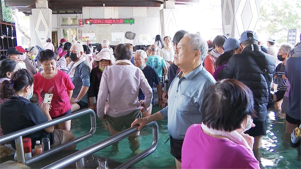 今晚至明晨最冷! 入冬最強冷氣團報到 北投泡腳池現人潮