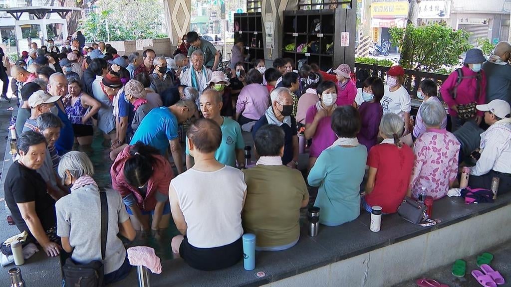 今晚至明晨最冷！　入冬最強冷氣團報到　北投泡腳池現人潮