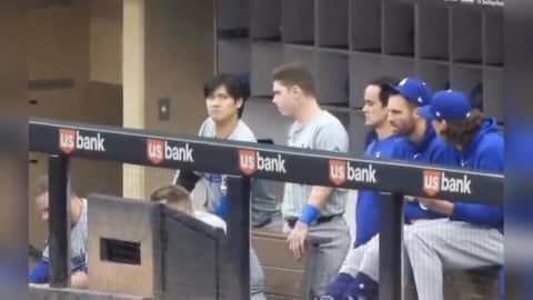 MLB(影)／斜眼「青」亂吐口香糖的鐵捕！道奇隊友稱「最愛一幕」代表大谷優良人品