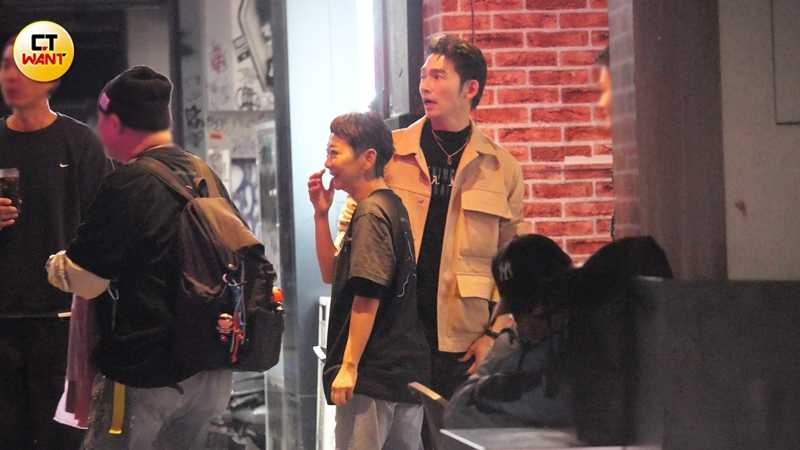 《整形過後》製作人温昇豪與演員曹蘭也抵達餐敘現場。（圖／本刊攝影組）