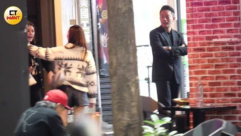 晚上十點多汪小菲與馬筱梅先離去，但沿路馬筱梅與友人仍聊個不停。（圖／本刊攝影組）