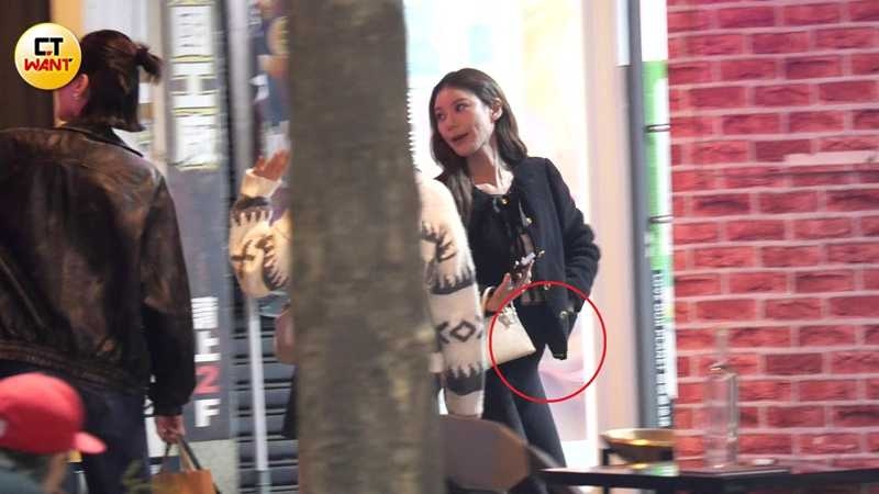 馬筱梅很會藏肚，只有在側身時才會看到隆起的孕肚。（圖／本刊攝影組）