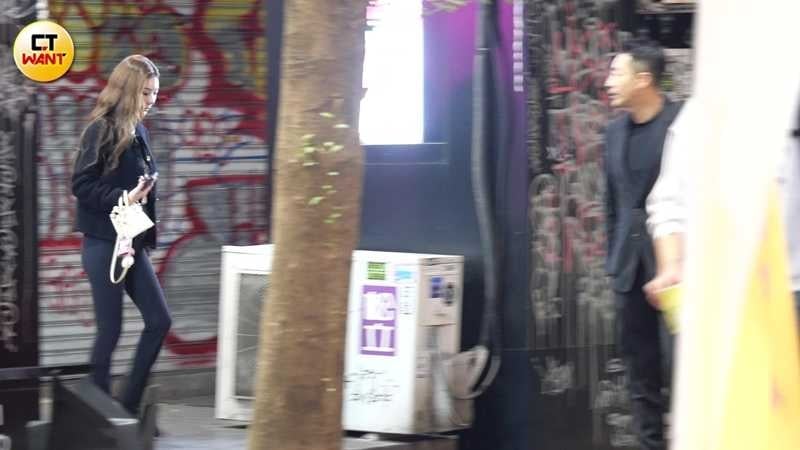 汪小菲不時回頭看馬筱梅有沒有跟上，隨後一同上車返家。（圖／本刊攝影組）