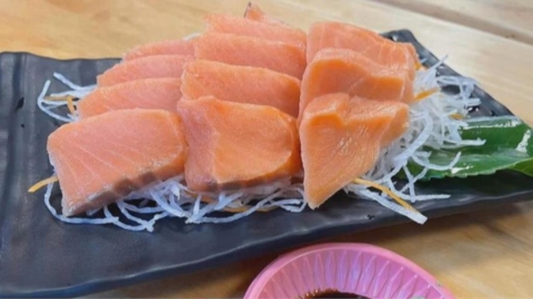 生魚片「亮亮的」最新鮮?別被外表騙了!營養師曝「3大迷思」芥末不能殺菌