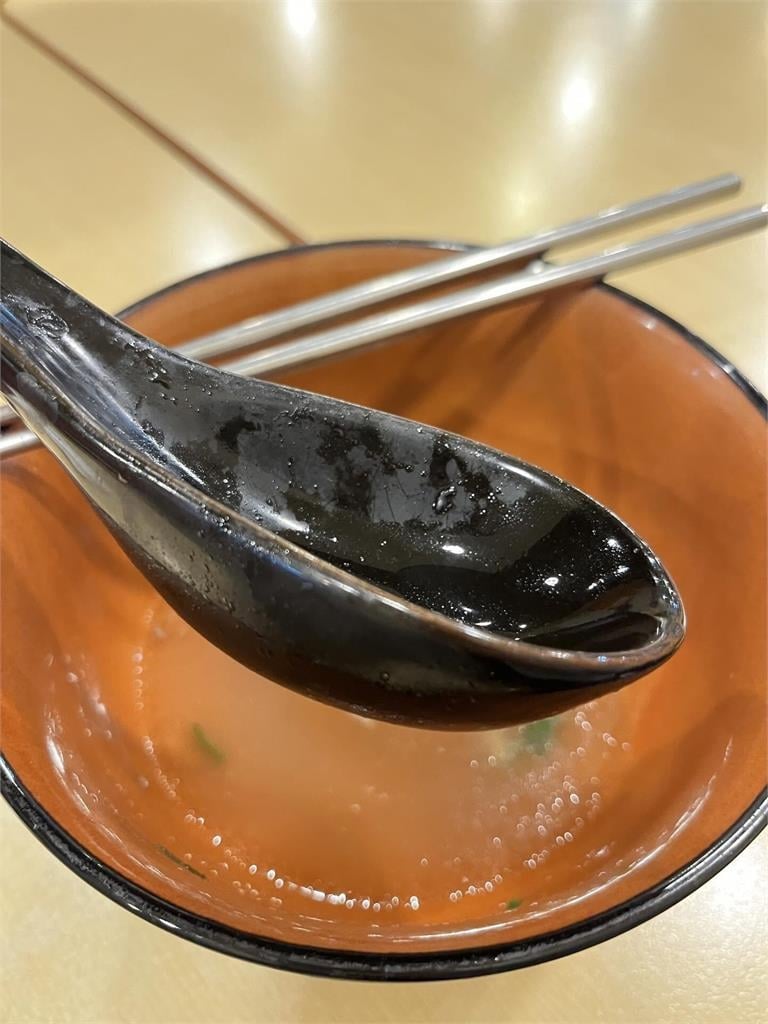 知名連鎖店堅持30年用「超重瓷湯匙」被網友吐槽！內行曝3大關鍵原因