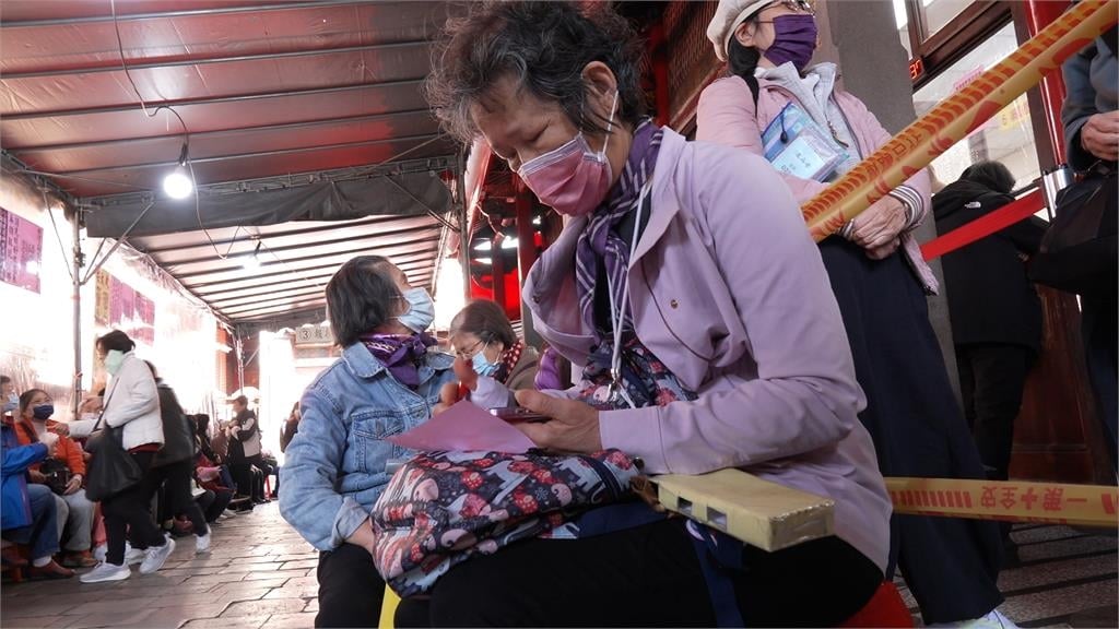 龍山寺今起發800張號碼牌點燈 一週前就來排!女子連15年搶得頭香