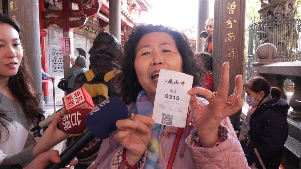 龍山寺今起發800張號碼牌點燈　一週前就來排！女子連15年搶得頭香