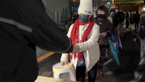 龍山寺今起發800張號碼牌點燈　一週前就來排！女子連15年搶得頭香