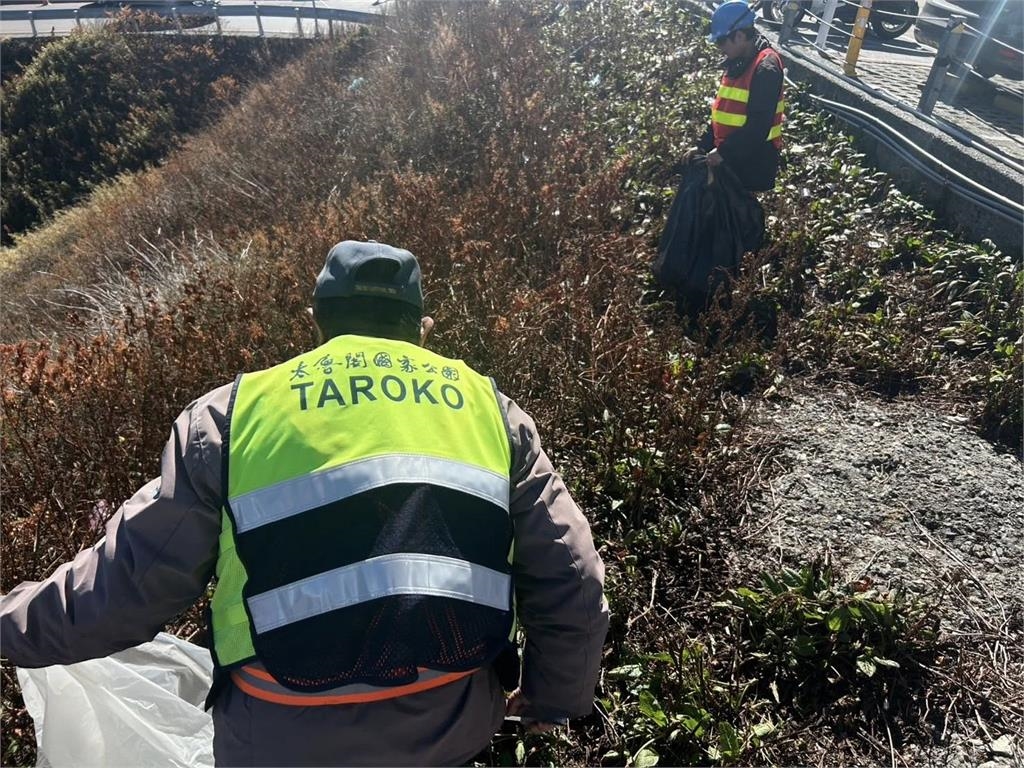 合歡山武嶺「一整片垃圾」國人素質遭質疑！太管處不忍了：丟1次罰6萬